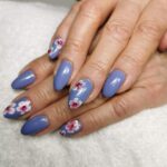 Ongles bleus avec fleurs