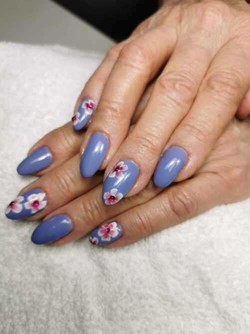 Ongles bleus avec fleurs