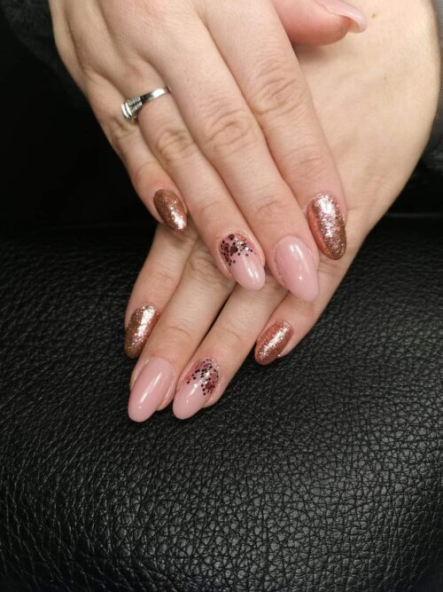 Ongles brillants roses et beiges 1