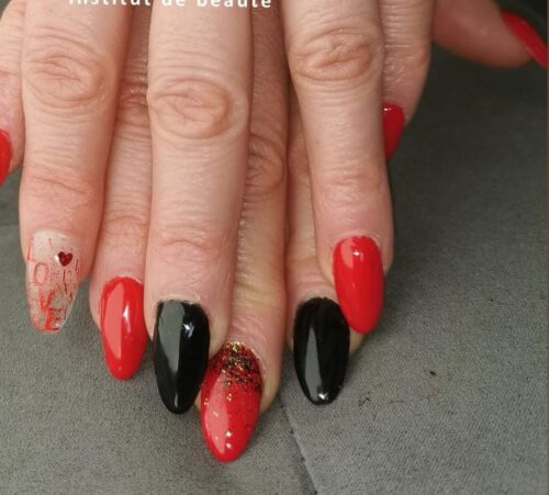 Ongles rouges et noirs