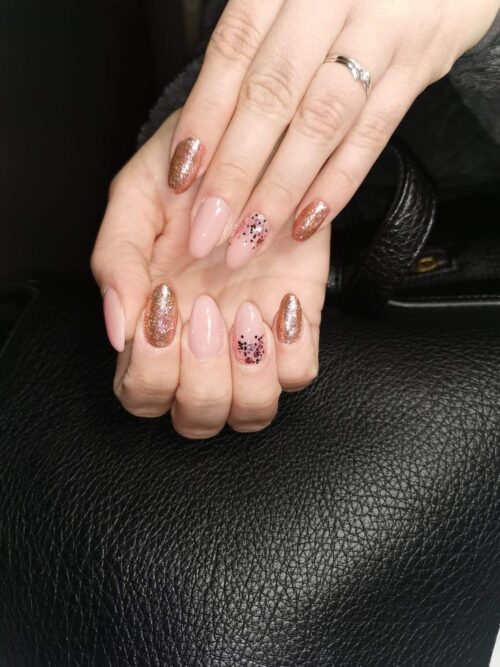 Ongles brillants roses et beiges